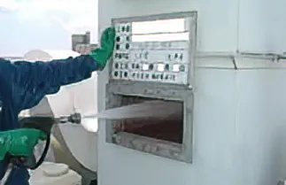 洗浄塔内を洗浄している作業員