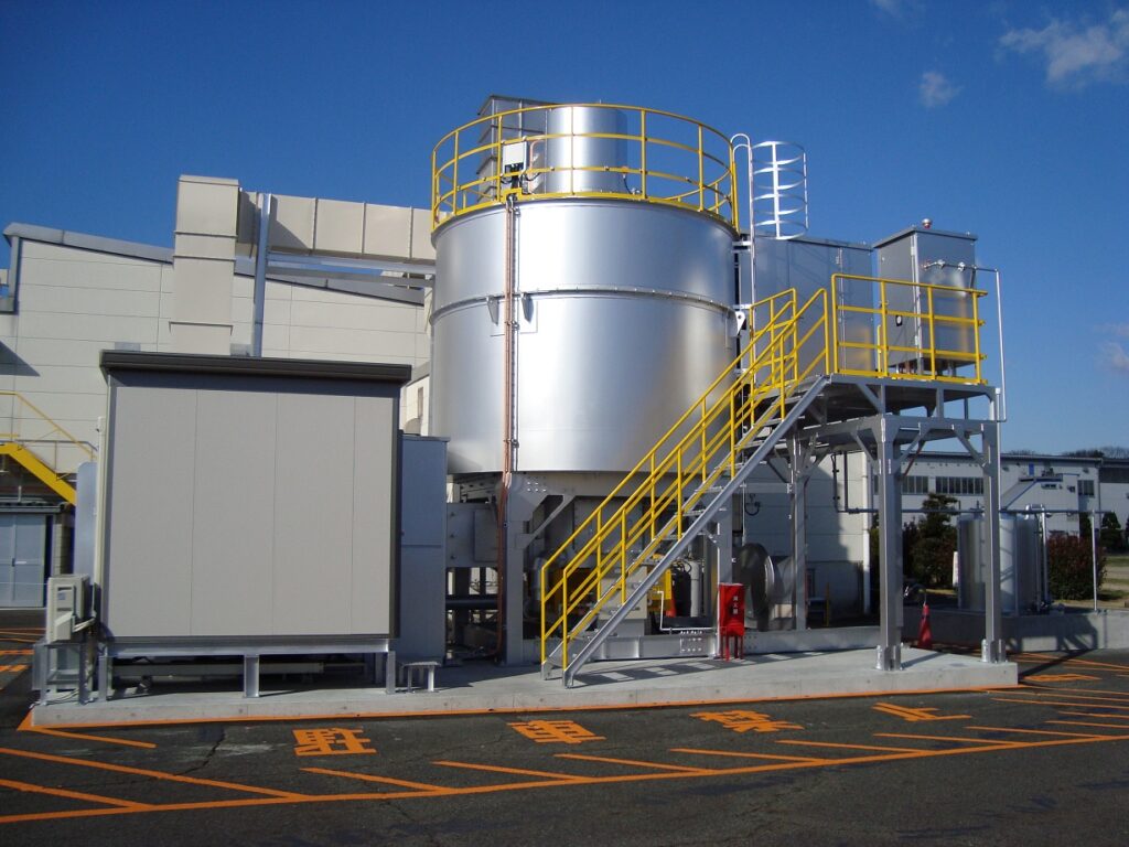 屋外に設置された工業用脱臭装置