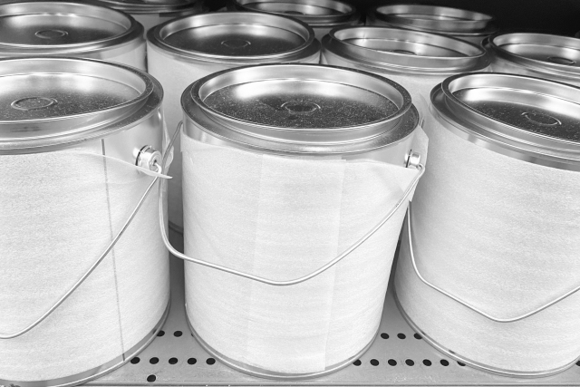 並べられた塗料缶