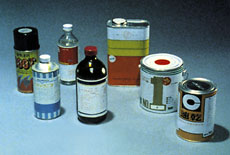 有機溶剤の入った瓶や缶