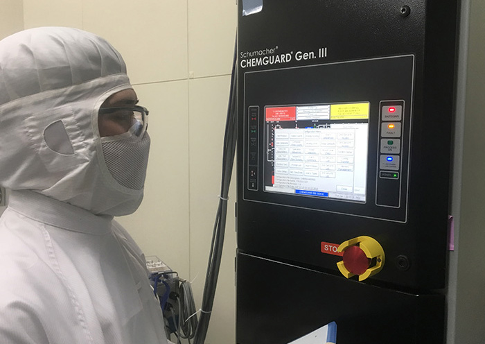 高純度ケミカル供給装置を操作する作業員