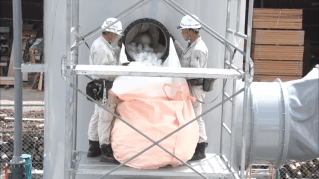 排ガス処理装置 充填材交換作業