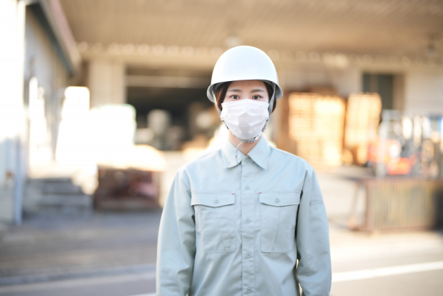 マスクをつけた女性作業員