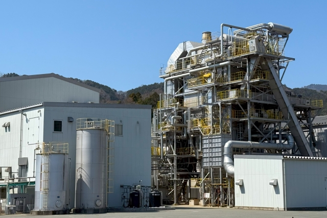 工場敷地内に設置された大型プラント設備と建物