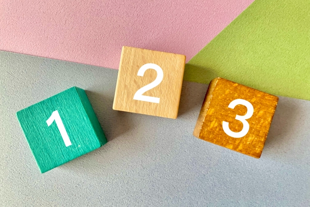 123と書かれた木のブロック