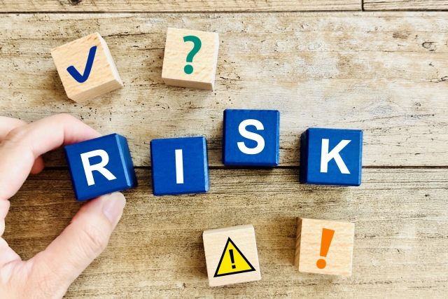 RISKの文字列がかか書かれた積み木