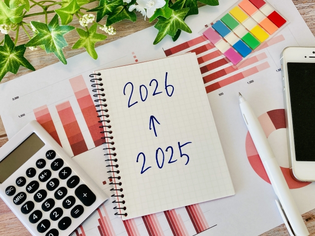 2025→2026の文字列がかか書かれたノート