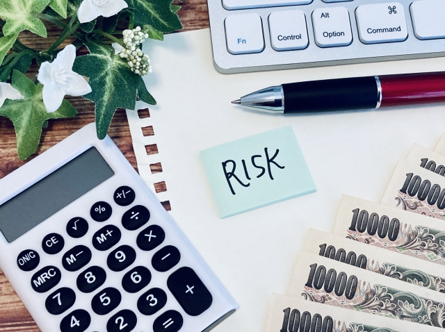 RISKと書かれた付箋