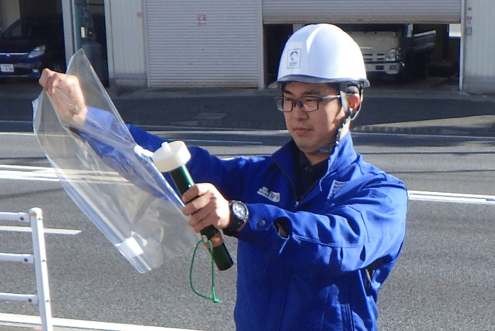悪臭調査をしている作業員